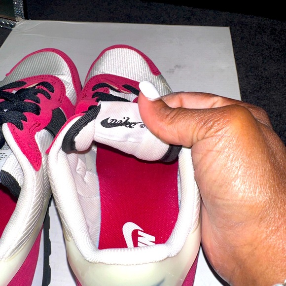 Nike Tennis Shoes. - Picture 6 of 8